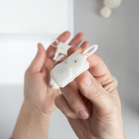 Mechanische Ratterbox . Vibrierende Box mit Zugschnur