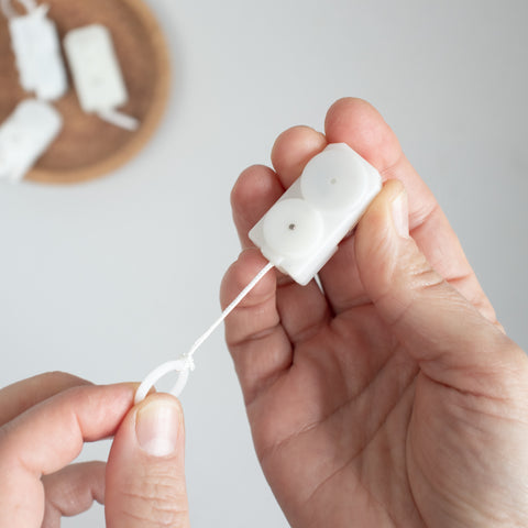 Mechanische Ratterbox . Vibrierende Box mit Zugschnur