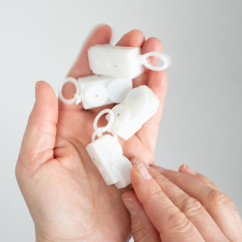 Mechanische Ratterbox . Vibrierende Box mit Zugschnur