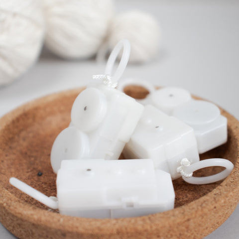 Mechanische Ratterbox . Vibrierende Box mit Zugschnur