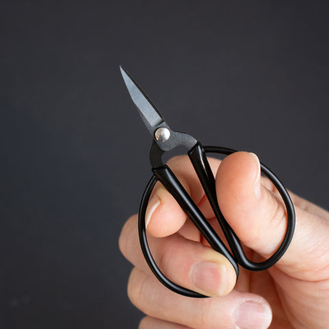 Kleine asiatische Handarbeitsschere . schwarz mit großen Butterfly-Giffen