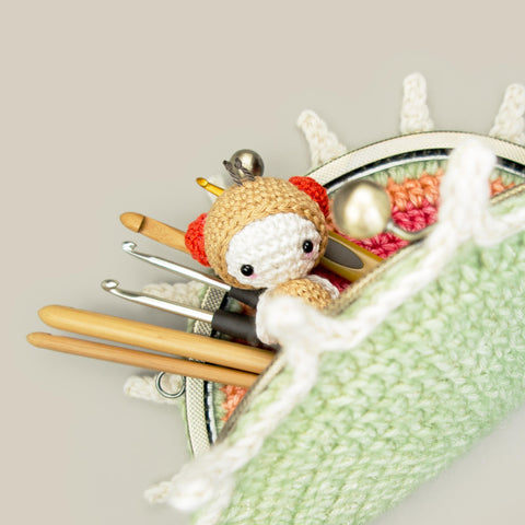 Patron au Crochet . Sac à Main Plante Carnivore et Mouche à Fruits