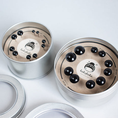 Positionsaugen . Schwarze Glasaugen mit Nadel