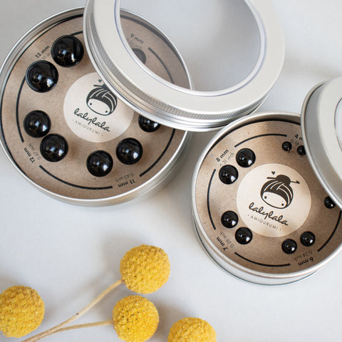 Positionsaugen . Schwarze Glasaugen mit Nadel