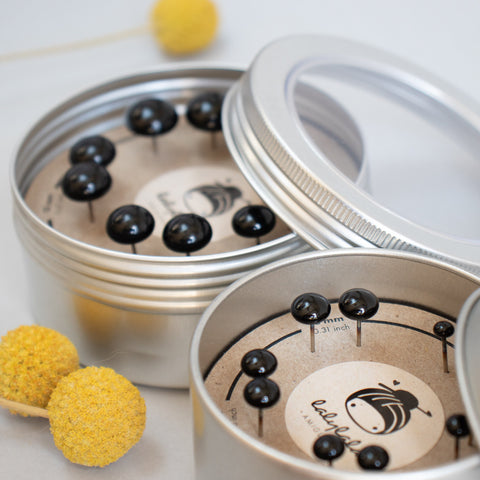 Positionsaugen . Schwarze Glasaugen mit Nadel