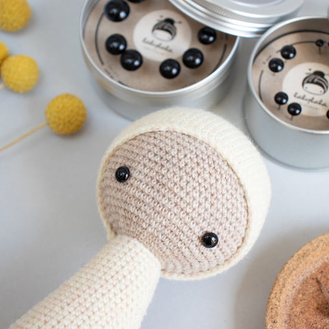 Positionsaugen . Schwarze Glasaugen mit Nadel