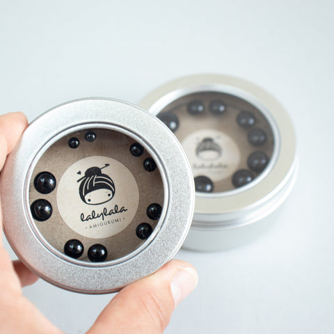 Positionsaugen . Schwarze Glasaugen mit Nadel