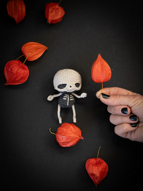 Kit de crochet d'Halloween . Skully le Skeleton . porte-clés / bijou de sac