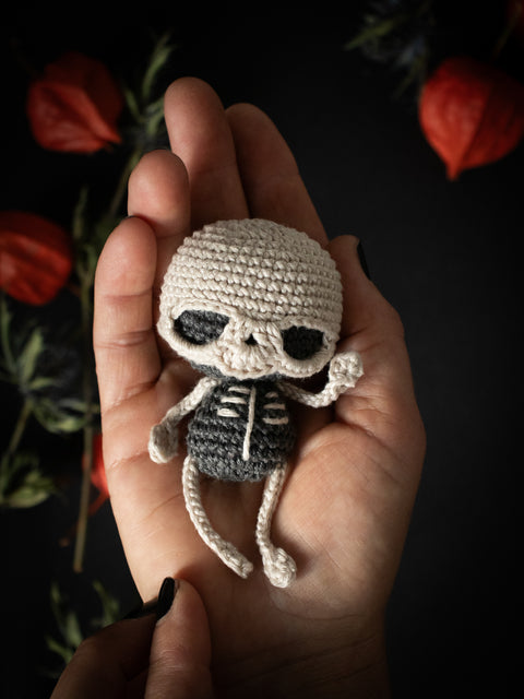Kit de crochet d'Halloween . Skully le Skeleton . porte-clés / bijou de sac