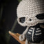 Kit de crochet d'Halloween . Skully le Skeleton . porte-clés / bijou de sac