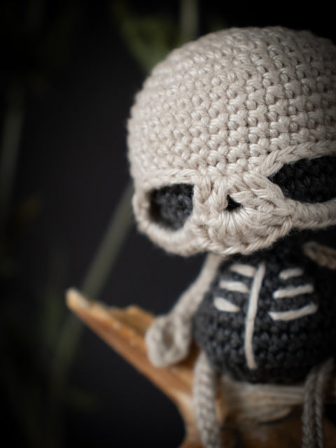 Kit de crochet d'Halloween . Skully le Skeleton . porte-clés / bijou de sac