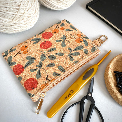 Ppetite Pochette en liège.  avec Fermeture Éclair & mini Mousqueton