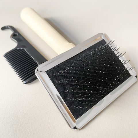 Soft Amigurumi Brush plus Cleaning Comb
