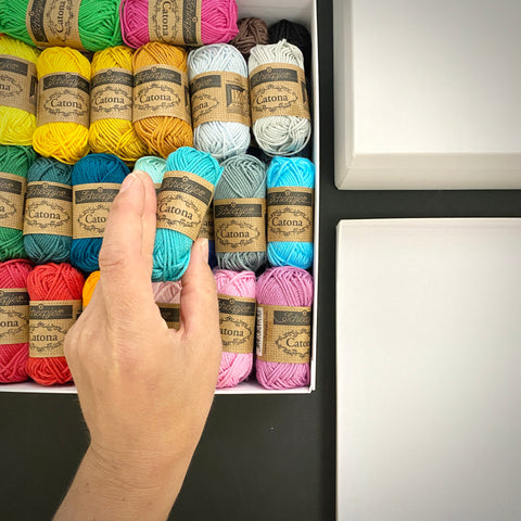 Scheepjes Catona Colour Pack - Geschenkbox mit allen 113 Farben Baumwollgarn