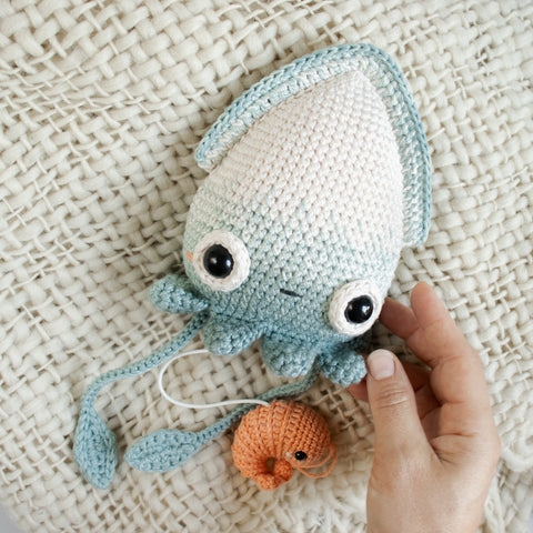 Häkelanleitung . Tintenfisch Seamus . Amigurumi Spieluhr