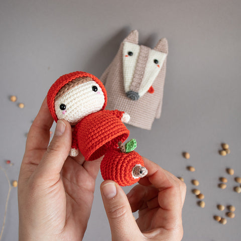 Kit de Crochet . Le Petit Chaperon Rouge . Jouet Matriochka
